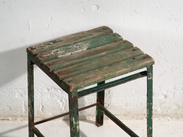 Taburete industrial antiguo en madera de pino y hierro – Europa central, circa 1950