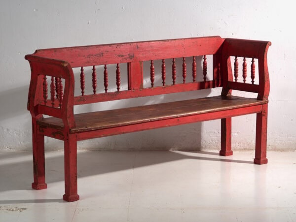 Banco antiguo pintado color rojo con respaldo torneado – Europa central, circa 1900