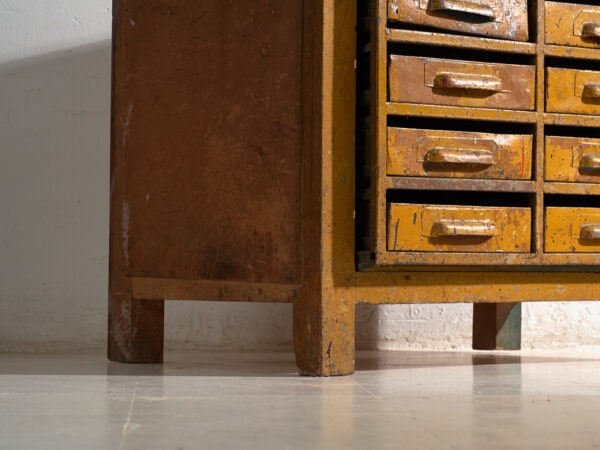 Mueble industrial de cajones en pino y hierro – Europa central, circa 1950