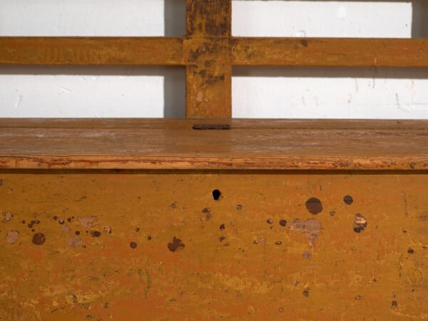 Banco arcón antiguo pintado en madera de pino – Europa central, circa 1920