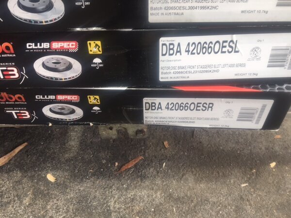 DBA42066SLOTTED HSV VF FRONT SLOTTED ROTORS WITH RED CALIPER