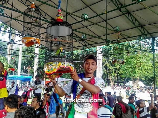 Om Iwan Pratiknyo dan lovebird Red Borneo