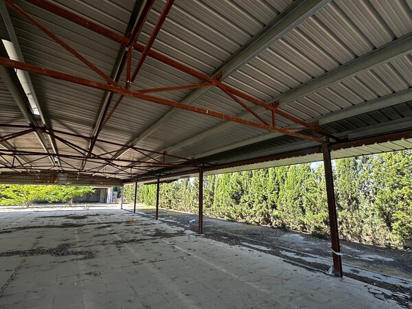 carpa metálica industrial desmontable 14,30 x 30 m con cubierta de chapa
