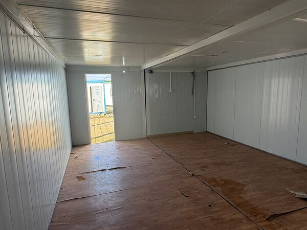 caseta prefabricada doble en panel sándwich 7,00 × 4,80 m – altura 2,60 m (2 módulos separables)