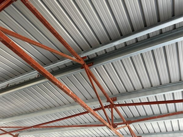 carpa metálica industrial desmontable 14,30 x 30 m con cubierta de chapa