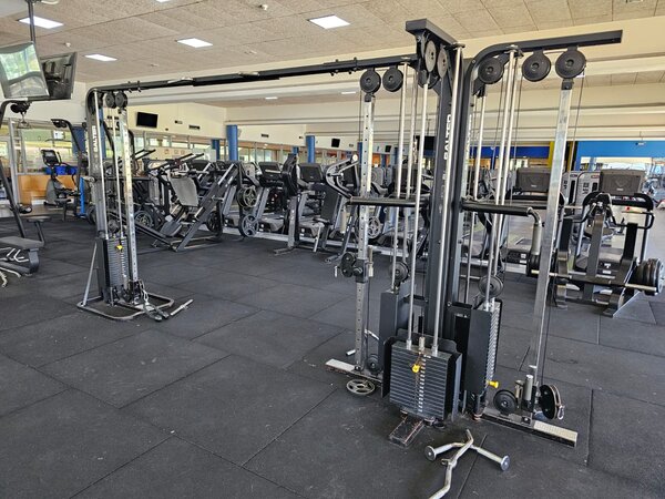 Multipower Salter incluida en el lote completo de maquinaria de gimnasio.