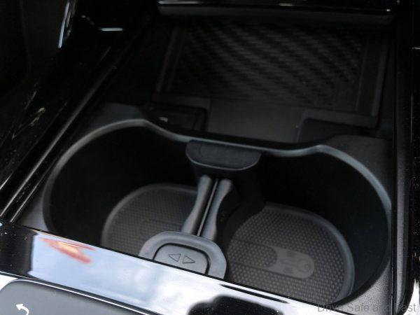Mercedes-Benz A35 4Matic Saloon_cupholders