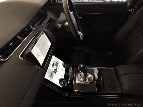 Range Rover Evoque P250 R-Dynamic_two large screens