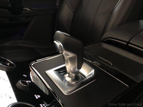 Range Rover Evoque P250 R-Dynamic_F-Type gear shift