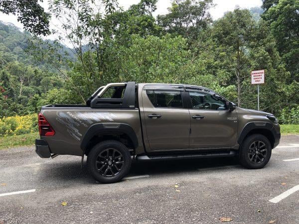 Toyota Hilux Rogue side view