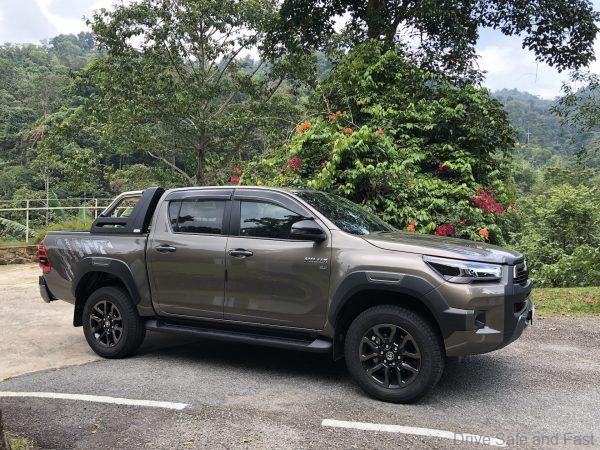 Toyota Hilux Rogue side view