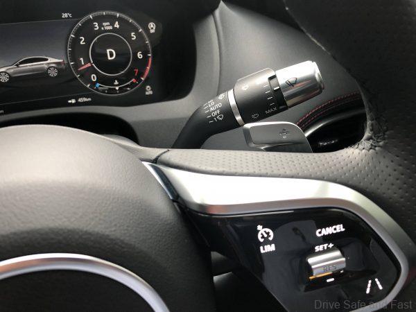Jaguar XE R-Dynamic_gearshifter