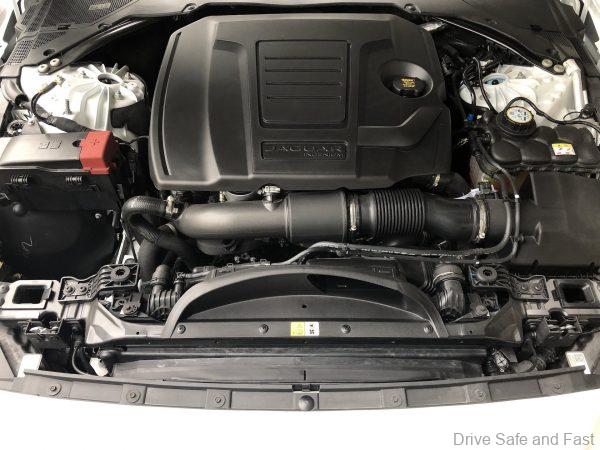 Jaguar XE R-Dynamic_300PS engine