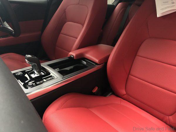 Jaguar XE R-Dynamic_front seats