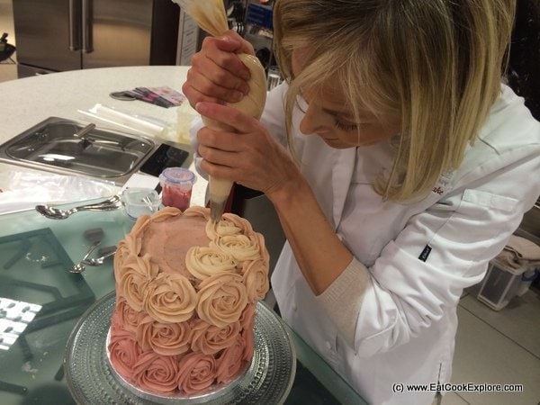 Mich Turner simple cake decorating tips from Cake School 13 Mich Turner Cake School