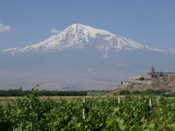 Ararat, mit Kloster Chor Virap im Vordergrund.
