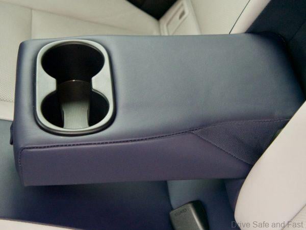 Lexus UX 200 Luxury rear arm rest