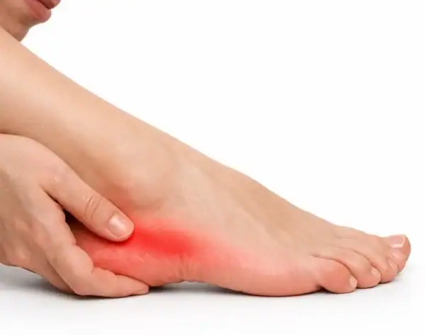 Personne touchant le côté externe de son pied avec une expression de gêne, zone latérale mise en évidence.