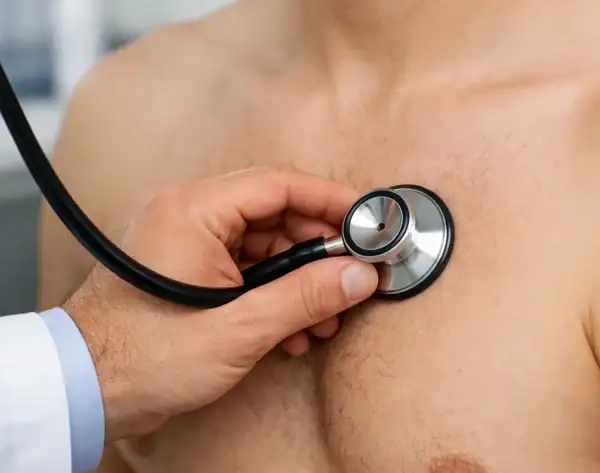 Médecin ausculte le cœur d'un patient avec un stéthoscope sur les quatre zones thoraciques principales.