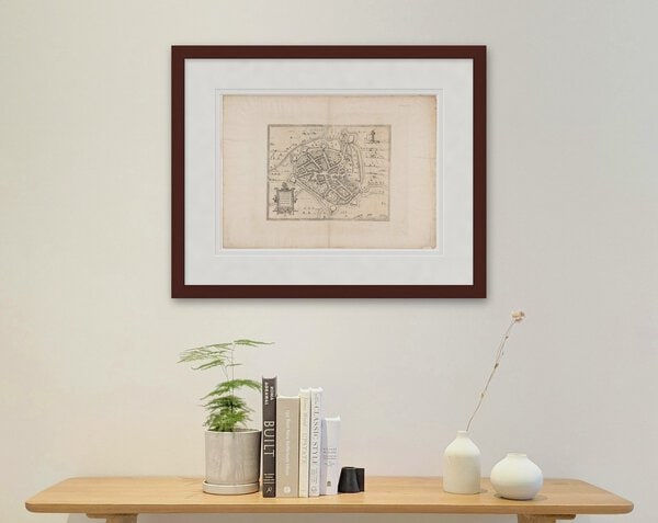 Oude kaart Aalst 1588 Hogenberg ingelijst in wortelnoot lijst met passe-partout aan de muur