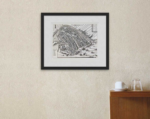 Oude kaart Amsterdam situatie 1482 von Zesen 1664 ingelijst in zwarte lijst met passe-partout aan de muur