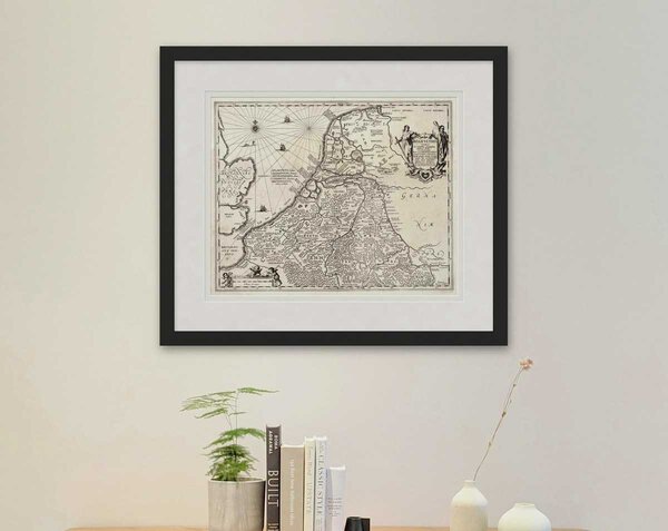 Oude kaart Belgii Veteris 1617 Kaerius ingelijst in zwarte lijst met passe-partout aan de muur