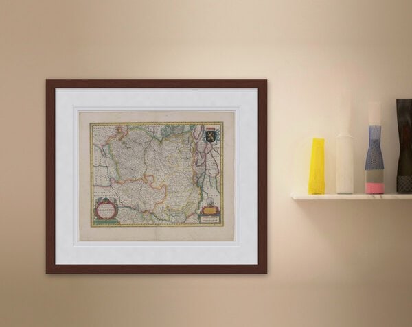 Oude kaart Brabant 1633 Hondius ingelijst in mahonie lijst met passe-partout aan de muur