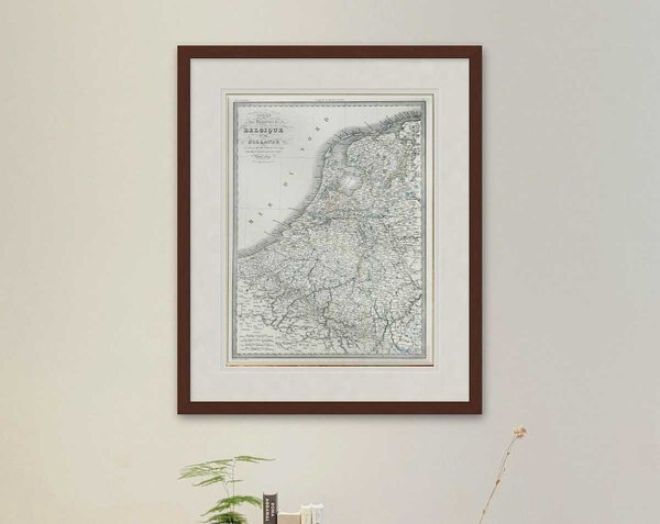 Oude kaart Carte des Royaumes de Belgique et de Hollande 1842, Lapie ingelijst in mahonie lijst met passe-partout aan de muur