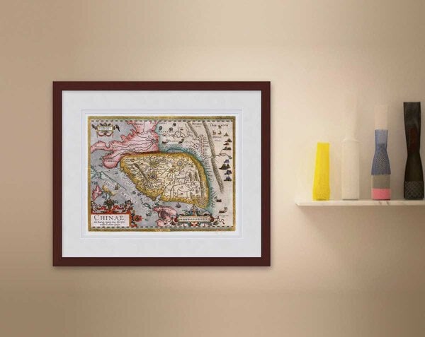 Oude kaart China 1616 Ortelius ingelijst in wortelnoot lijst met passe-partout aan de muur