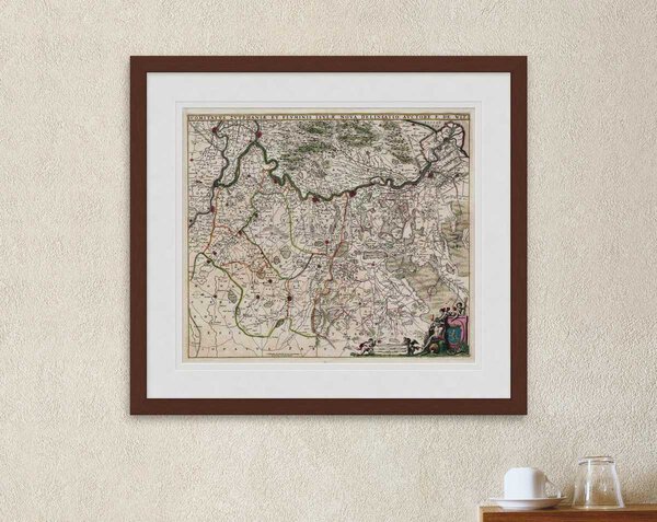 Oude kaart Comitatus Zutphaniae 1670 De Wit ingelijst in mahonie lijst met passe-partout aan de muur
