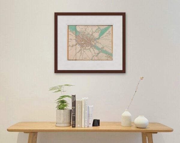 Oude kaart Doornik 1545 Van Deventer ingelijst in mahonie lijst met passe-partout aan de muur