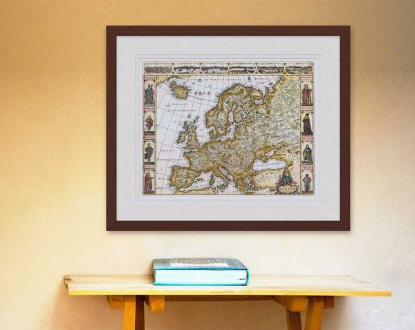 Oude kaart Europa 1680 Frederik de Witt ingelijst in mahonie lijst met passe-partout aan de muur