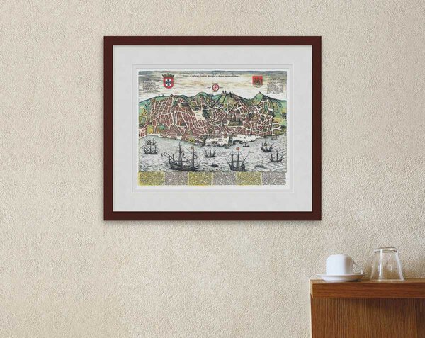 Oude kaart Gezicht op Lissabon 1598 Braun en Hogenberg ingelijst in wortelnoot lijst met passe-partout aan de muur