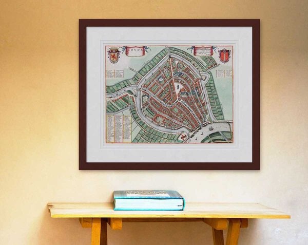 Oude kaart Gouda 1649 Blaeu ingelijst in wortelnoot lijst met passe-partout aan de muur