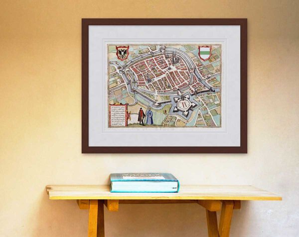 Oude kaart Groningen 1580 Braun en Hogenberg ingelijst in mahonie lijst met passe-partout aan de muur