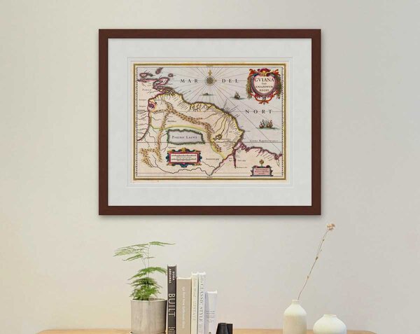 Oude kaart Guiana in Amazone Regio 1635 Hondius ingelijst in mahonie lijst met passe-partout aan de muur