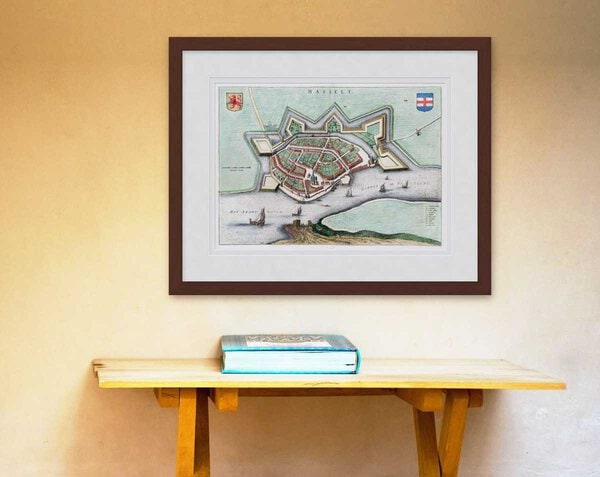 Oude kaart Hasselt 1649 Blaeu ingelijst in mahonie lijst met passe-partout aan de muur