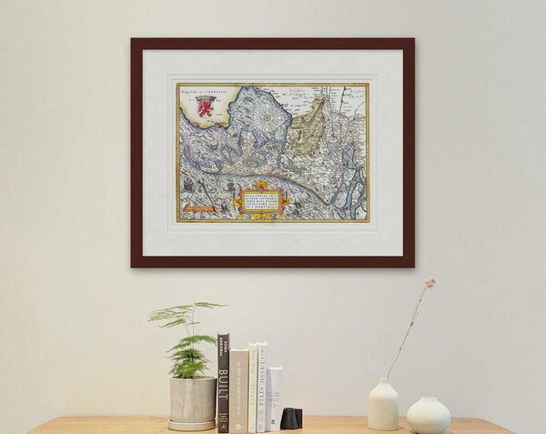 Oude kaart Holland 1570 Ortelius ingelijst in wortelnoot lijst met passe-partout aan de muur