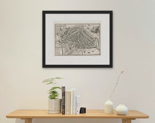 Oude kaart Hoorn 1596 Van Wtewael ingelijst in zwarte lijst met passe-partout aan de muur