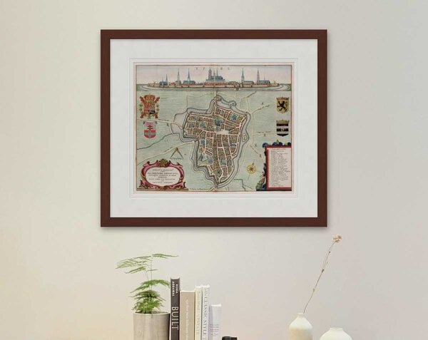 Oude kaart Ieper 1649 Blaeu ingelijst in mahonie lijst met passe-partout aan de muur