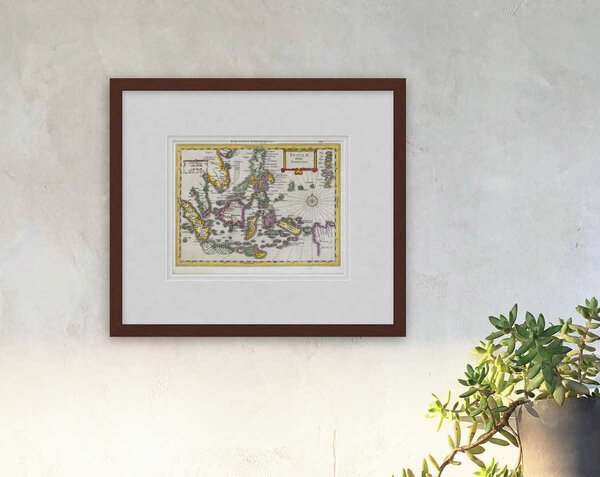 Oude kaart Indonesia Molukken 1632 Kaerius ingelijst in mahonie lijst met passe-partout aan de muur