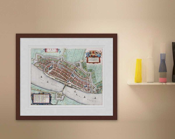 Oude kaart Kampen 1649 Blaeu ingelijst in mahonie lijst met passe-partout aan de muur