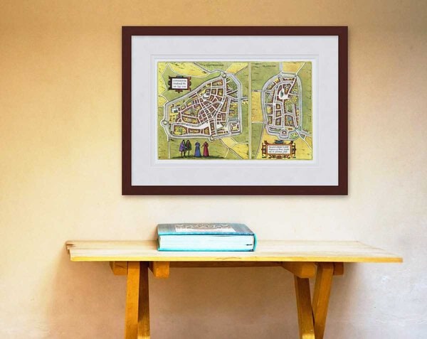 Oude kaart Leeuwarden en Franeker 1580 Braun en Hogenberg ingelijst in wortelnoot lijst met passe-partout aan de muur