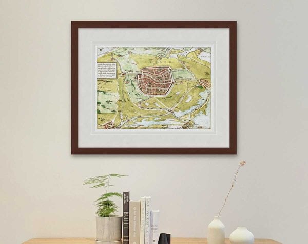 Oude kaart Leiden 1580 Braun en Hogenberg ingelijst in mahonie lijst met passe-partout aan de muur