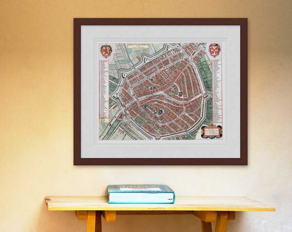 Oude kaart Leiden 1649 Blaeu ingelijst in mahonie lijst met passe-partout aan de muur