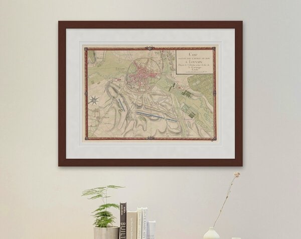 Oude kaart Leuven 1747 ingelijst in mahonie lijst met passe-partout aan de muur