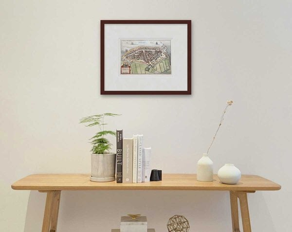 Oude kaart Medemblik 1634 Boxhorn ingelijst in wortelnoot lijst met passe-partout aan de muur