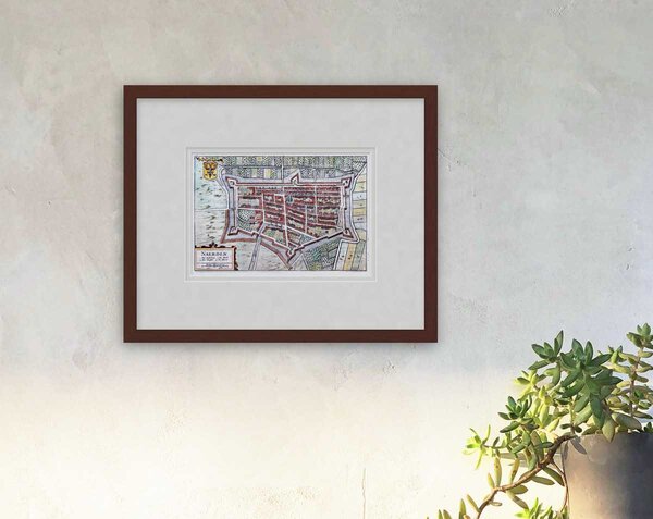 Oude kaart Naarden 1632 Boxhorn ingelijst in mahonie lijst met passe-partout aan de muur
