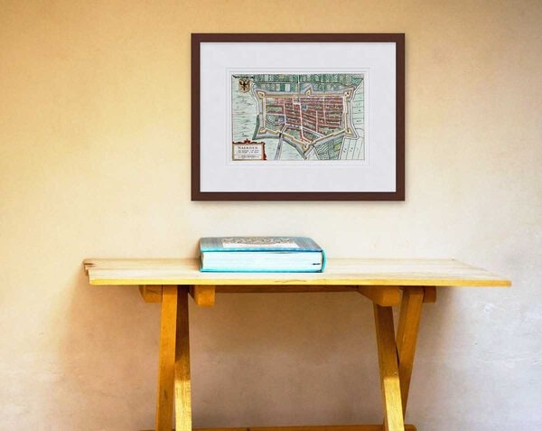 Oude kaart Naarden 1649 Blaeu ingelijst in mahonie lijst met passe-partout aan de muur