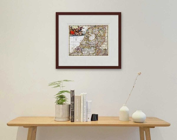 Oude kaart Nederland 1700 Zeven Provinciën Sanson ingelijst in wortelnoot lijst met passe-partout aan de muur